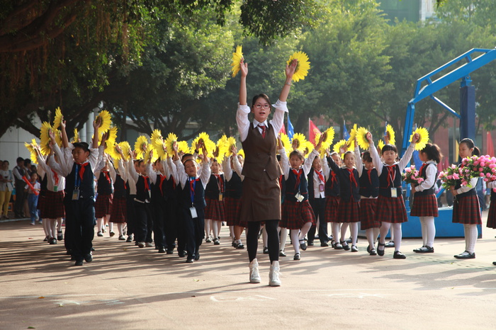 02、圖為小學(xué)實(shí)驗(yàn)部三（2）班的同學(xué)入場