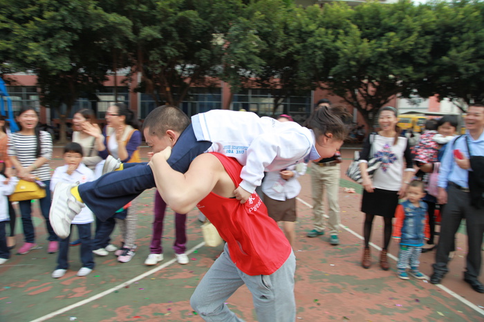 08、圖為一年級(jí)小朋友在進(jìn)行&ldquo;親子運(yùn)動(dòng)會(huì)&rdquo;的比賽
