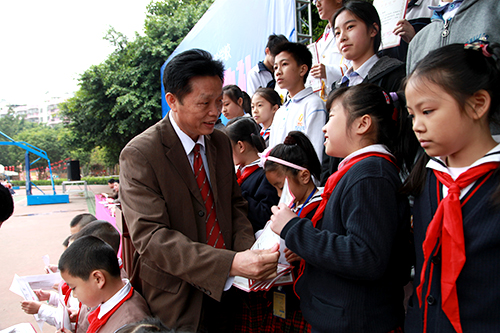 07、圖為開(kāi)學(xué)典禮上戴桓標(biāo)校長(zhǎng)為學(xué)生頒發(fā)&rdquo;遠(yuǎn)恒佳獎(jiǎng)學(xué)金&ldquo;