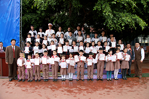 08、圖為開(kāi)學(xué)典禮部分獲得&rdquo;遠(yuǎn)恒佳獎(jiǎng)學(xué)金&ldquo;的同學(xué)合影