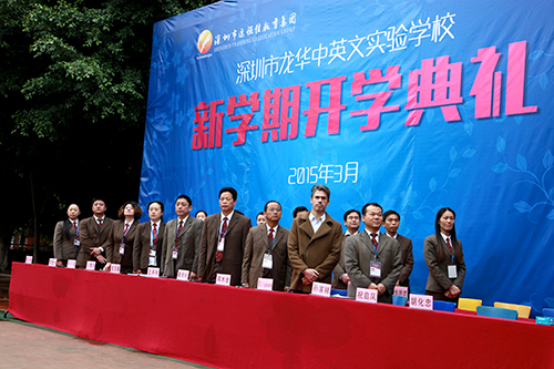 02、圖為開(kāi)學(xué)典禮升國(guó)旗時(shí)學(xué)校干部行注目禮