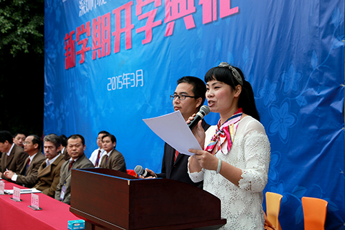 04、圖為開(kāi)學(xué)典禮時(shí)胡化忠、祝啟鳳主任進(jìn)行活動(dòng)主持