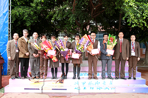 06、圖為開(kāi)學(xué)典禮時(shí)學(xué)校頒獎(jiǎng)?lì)I(lǐng)導(dǎo)與優(yōu)秀教職工合影