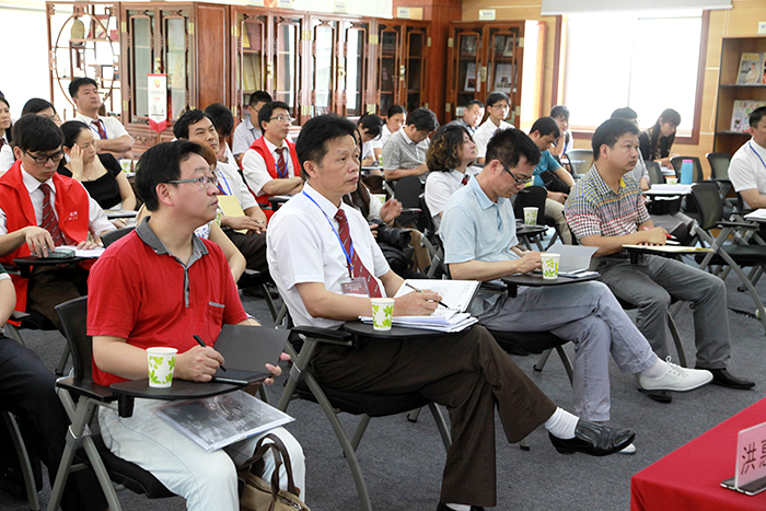 圖為新區(qū)教科培領(lǐng)導(dǎo)、新區(qū)各學校教師參加小班化課堂教學觀摩課