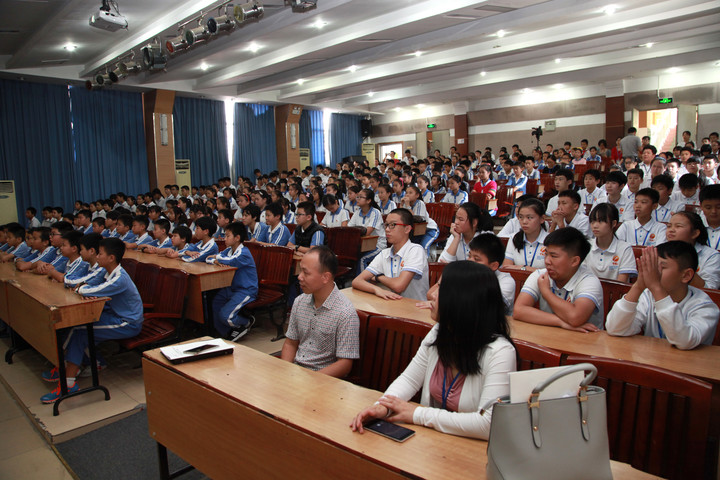 03.圖為學(xué)校初中實(shí)驗(yàn)部三百多名師生專心致志地聽講座