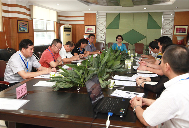 01.圖為龍華新區(qū)巴東文老師主持&ldquo;特色教學(xué)實(shí)驗(yàn)&rdquo;調(diào)研匯報(bào)會(huì)