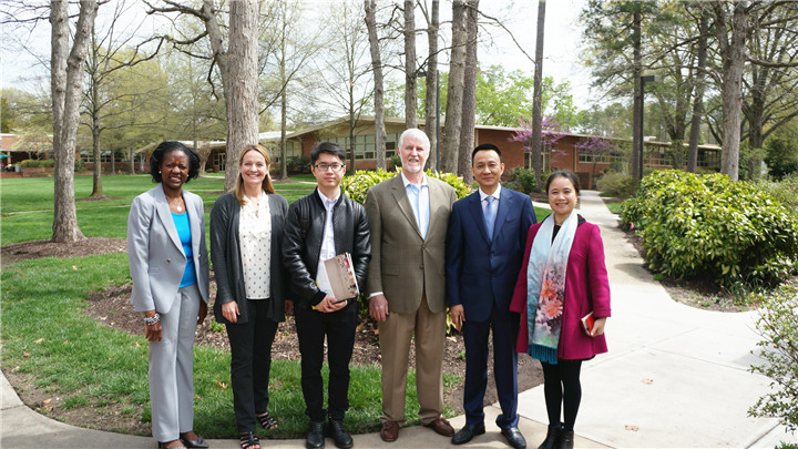 配圖02.教育集團董事長宋遠標先生、副董事長麥麗芬女士在美國考察