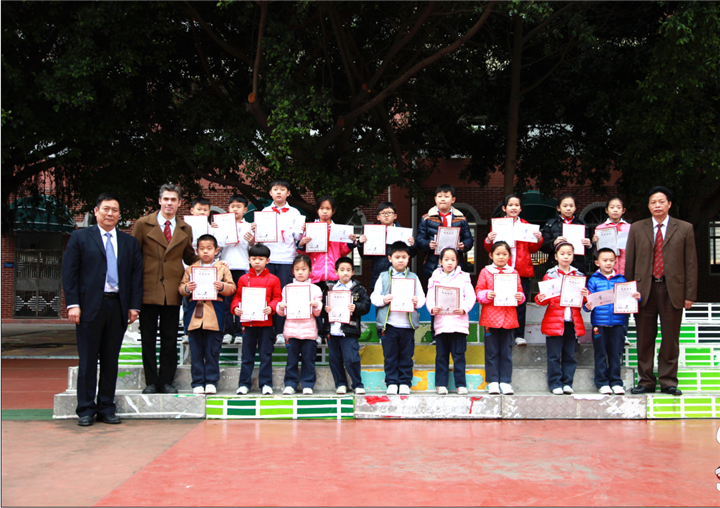 開(kāi)學(xué)典禮圖片05：圖為學(xué)校領(lǐng)導(dǎo)為獲得&ldquo;遠(yuǎn)恒佳獎(jiǎng)學(xué)金&rdquo;的同學(xué)頒獎(jiǎng)