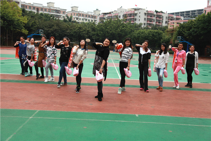深圳市龍華中英文實(shí)驗(yàn)學(xué)校舉行慶?！叭恕迸窆?jié)跳繩活動(dòng)