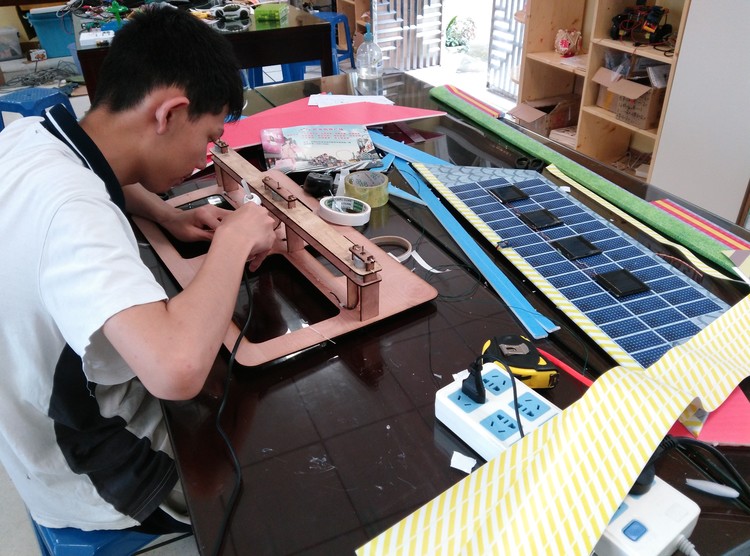 05.圖為創(chuàng)客室的同學(xué)們進行項目制作情景