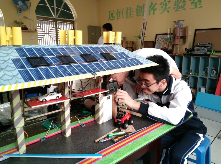 06.圖為同學(xué)們正在進行項目作品的最后調(diào)試