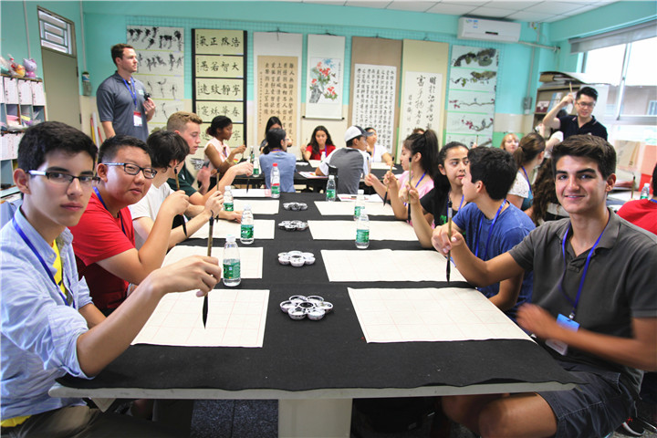 練習書法，感受中華文化