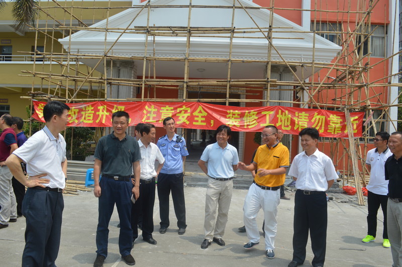 區(qū)、街道、居委會(huì)領(lǐng)導(dǎo)到標(biāo)尚學(xué)校指導(dǎo)防卸4號(hào)臺(tái)風(fēng)工作