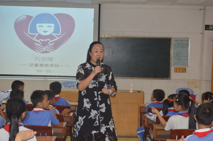 區(qū)婦聯(lián)“忘憂草”宣傳活動走進標尚學(xué)校