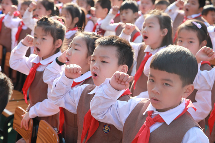 開學典禮創(chuàng)新招，優(yōu)秀師生坐主臺 ——深圳市龍華中英文實驗學校舉行開學典禮 