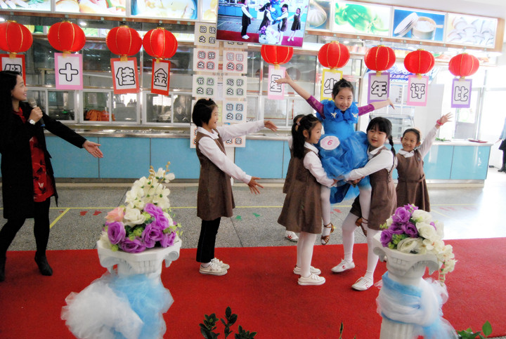 公明中英文學(xué)校：啦啦隊(duì)員齊吶喊，十佳少年展風(fēng)采