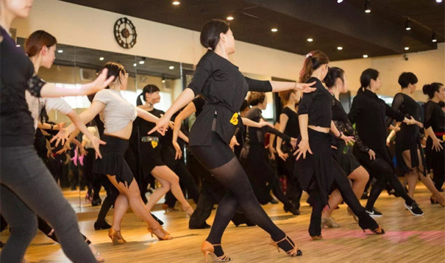 成人？你的舞蹈夢呢！?。? title=