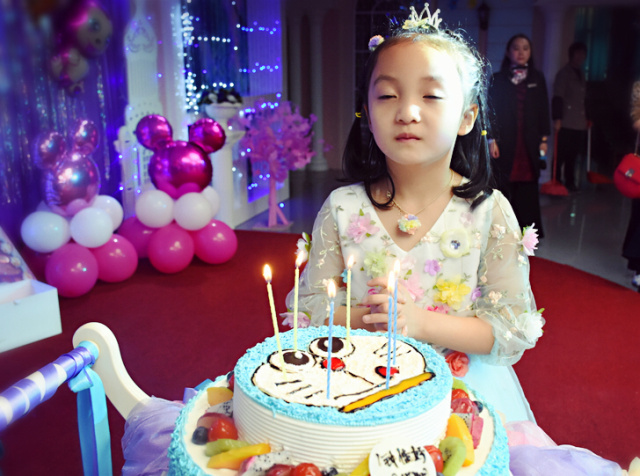 鐘佳妤小朋友，六周歲生日啦！！