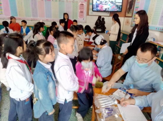 公明中英文學(xué)校開展二年級學(xué)生口腔保健活動(dòng)
