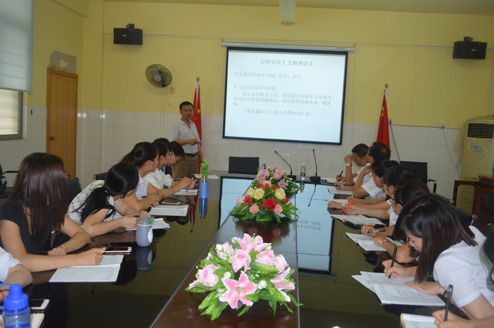 用文字打敗時(shí)間——標(biāo)尚學(xué)校舉行作文教學(xué)專(zhuān)題培訓(xùn)講座