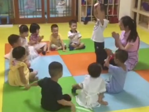 〈江南名苑中心〉拍拍手，大家互相介紹自己