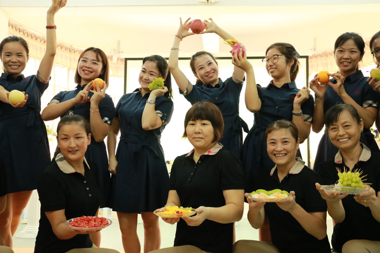 九月，將快樂進(jìn)行到底！-----深圳市龍華區(qū)龍華中英文實(shí)驗(yàn)學(xué)校幼兒園慶祝教師節(jié)活動(dòng)