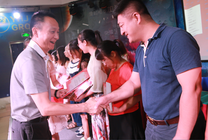 獎(jiǎng)先進(jìn)、凝團(tuán)隊(duì)、明目標(biāo)、創(chuàng)特色，新學(xué)期繪美好教育新藍(lán)圖