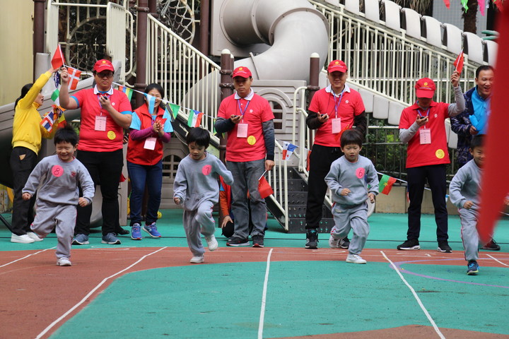 向前進(jìn)吧！中班的娃們