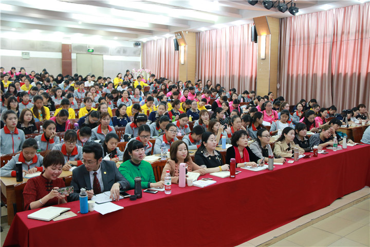 學(xué)習(xí)引領(lǐng)發(fā)展，創(chuàng)新增長(zhǎng)活力——集團(tuán)幼兒園2018年全員教師（行政）專(zhuān)業(yè)培訓(xùn)