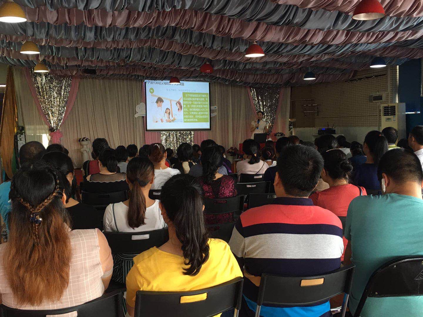 80后、90后育兒遇困擾  育兒專(zhuān)家現(xiàn)場(chǎng)支大招