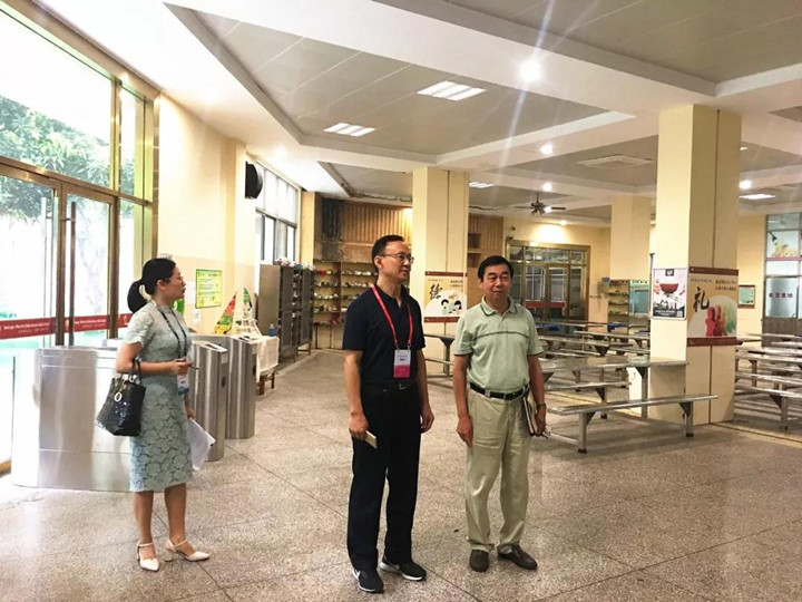 責(zé)任督學(xué)來校督導(dǎo)，美好教育再添助力——龍華區(qū)中小學(xué)第六責(zé)任區(qū)督學(xué)一行5人來我校進(jìn)行督導(dǎo)檢查