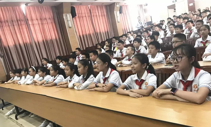 普法教育走進(jìn)中英文，做新時(shí)代合格小公民