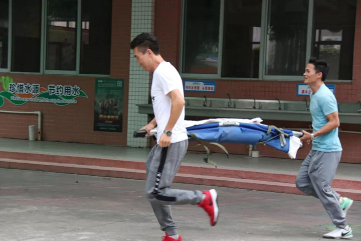 開展消防演練，提升應(yīng)急能力——深圳市龍華中英文實(shí)驗(yàn)學(xué)校舉行消防安全疏散演練