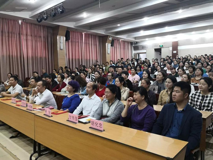 若為人父母是一場(chǎng)人生旅行，美麗風(fēng)景要靠你引領(lǐng)孩子發(fā)現(xiàn) ——致龍華中英文實(shí)驗(yàn)學(xué)校家長(zhǎng)學(xué)校開學(xué)儀式