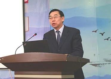 卜祥林校長(zhǎng)為干部、教師進(jìn)行課堂教學(xué)全員培訓(xùn)