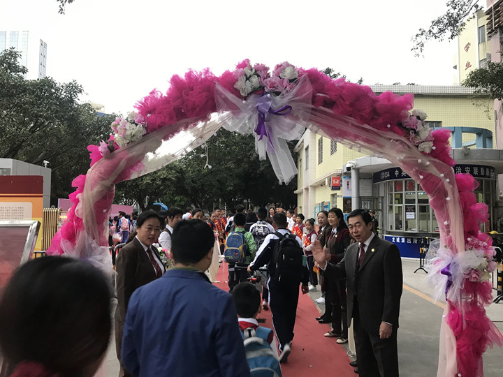 我去上學(xué)校，花兒對(duì)我笑——龍華中英文開學(xué)第一天秩序井然