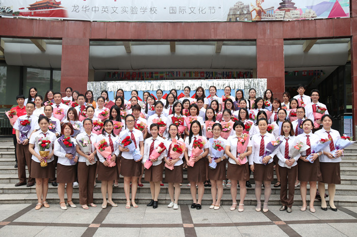 做學(xué)生愛(ài)戴、家長(zhǎng)信任的閃亮班主任 ——深圳市“龍華區(qū)第三屆班主任節(jié)”龍華中英文實(shí)驗(yàn)學(xué)校啟動(dòng)儀式