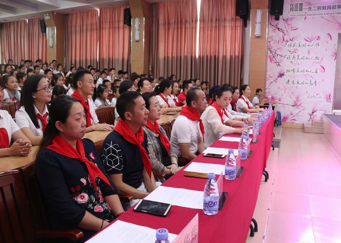 星星火炬放光彩，民族精神代代傳 ——中國少年先鋒隊(duì)深圳市龍華中英文實(shí)驗(yàn)學(xué)校 第一次代表大會(huì)暨工作委員會(huì)成立