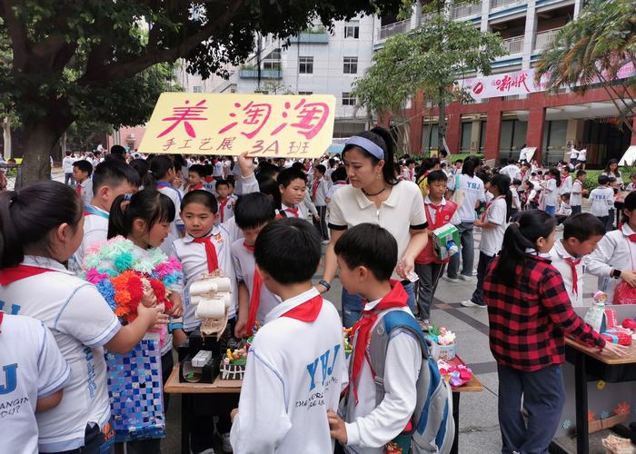 精美作品亮人眼，跳蚤市場交易忙