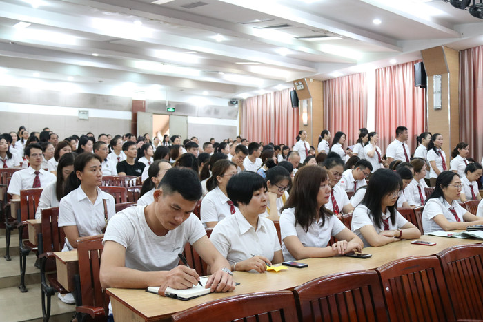 獎教獎先，傳承創(chuàng)新，建設優(yōu)質、高端、多元的現(xiàn)代化特色學校 ——學校召開2019秋季學期全體教職工大會