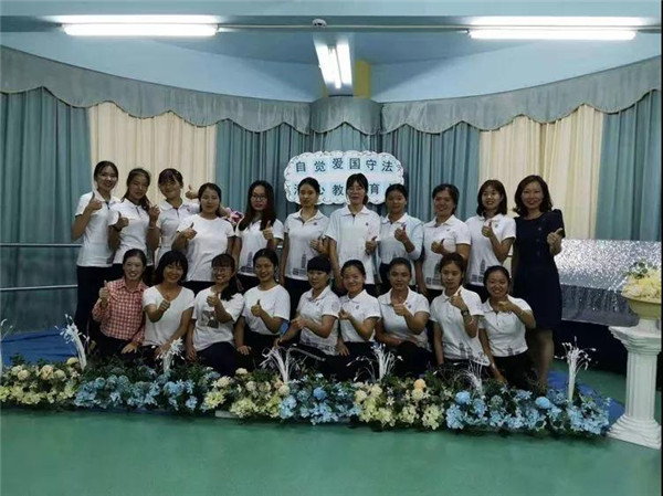 自覺(jué)愛(ài)國(guó)守法，潛心教書育人