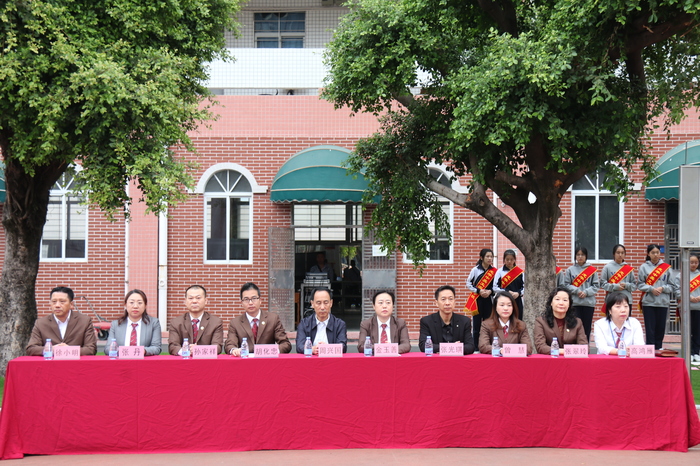 學(xué)校舉辦第15屆體育節(jié)閉幕式獎勵先進(jìn)個人和團(tuán)隊(duì)