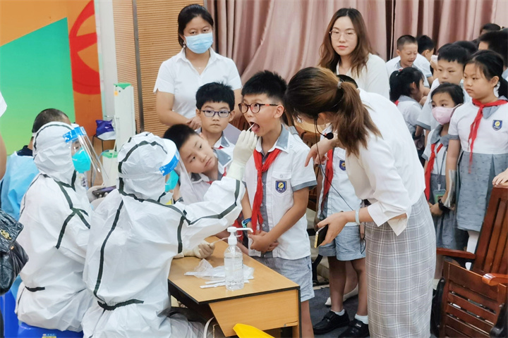 共同戰(zhàn)“疫”，龍華中英文在行動!——學(xué)校組織志愿者支援社區(qū)防疫一線