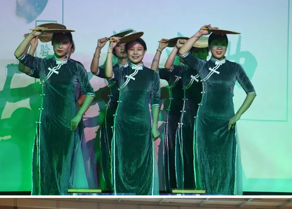 喜迎月圓中秋，共賀建黨百年