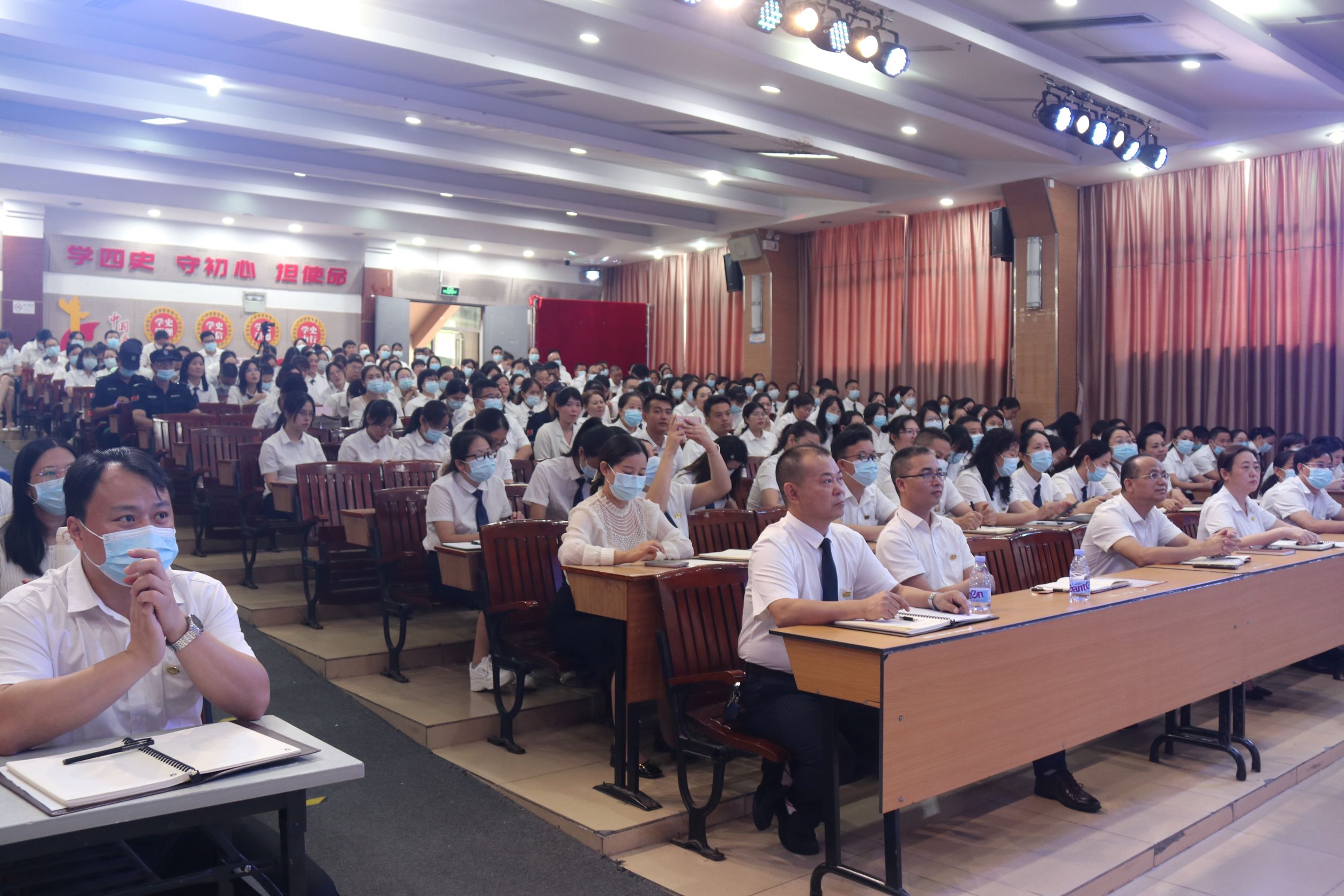 立足長(zhǎng)遠(yuǎn)發(fā)展，建設(shè)美好教育——新學(xué)年開學(xué)教職工大會(huì)開新篇