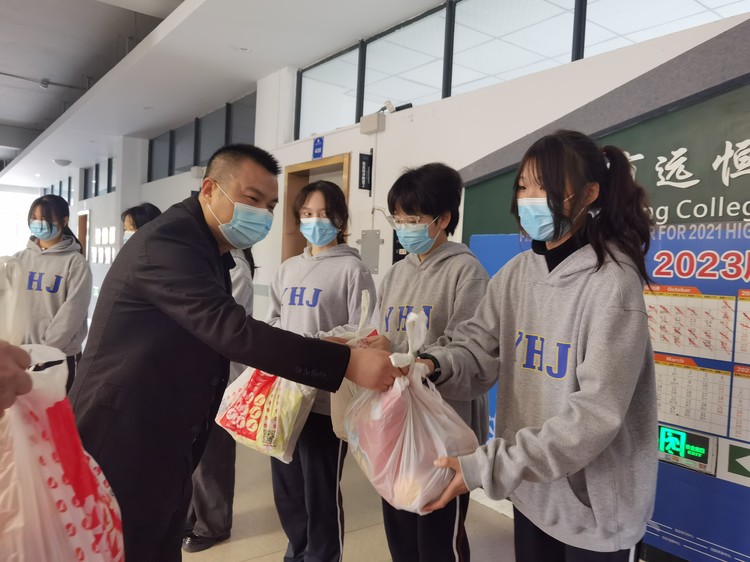心系留校學(xué)生，情暖長壽湖畔——區(qū)教委領(lǐng)導(dǎo)慰問我校疫情期間周末留校學(xué)生