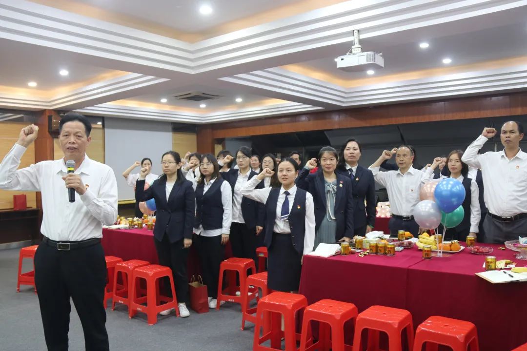 憶入黨初心，擔(dān)責(zé)任使命——龍華中英文實(shí)驗(yàn)學(xué)校黨支部為黨員辦集體政治生日會(huì)