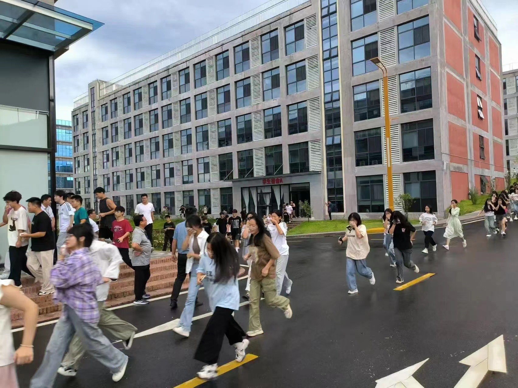 消防應急始于心，安全防范踐于行 || 我校成功舉辦秋季消防逃生演練